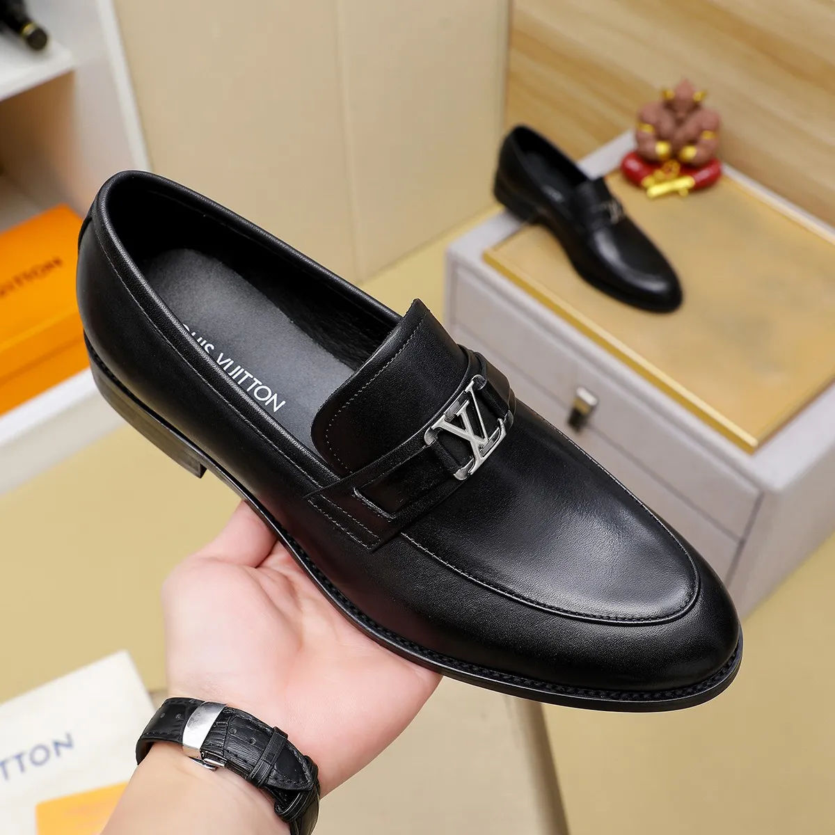 Men's Men's Shoes 💰420 💰[Louis Vuitton] LV high-end business formal leather shoes! ! Luxurious and elegant style, equal emphasis on practicality and style, professional focus on details and quality, counter original 1⃣️: 1⃣️ super accurate reproduction👍🏻! Material: The upper is made of imported original soft 🐂cowhide ➕imported first-layer sheepskin lining. Original anti-slip and wear-resistant outsole! Code number: 39--45, (38.46 custom-made) Large quantities in stock!